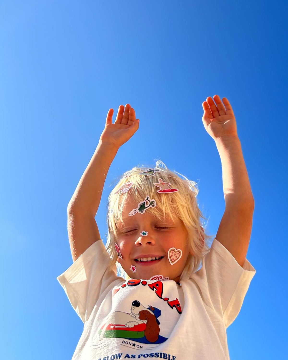 Bambina che gioca all'aperto con le braccia alzate
